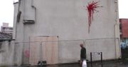 Walentynkowe dzieło Banksy’ego zdewastowane. Zamazano dziewczynkę strzelającą kwiatami z procy
