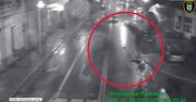 Przechodziła na czerwonym świetle, potrącił ją rozpędzony samochód. Kierowca uciekł, ale jego jazdę śledziły kamery monitoringu