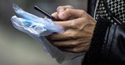 Ze sklepów wykupowane są maseczki i żele antybakteryjne; producenci podnoszą ceny
