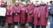 Demonstracja feministek we Lwowie. Aktywisty były ubrane w stroje z “Opowieści podręcznej”