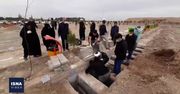 Pochówek wielu ofiar koronawirusa w mieście Kom. Iran publikuje nagranie po doniesieniach o masowych grobach