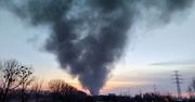 W Jawczycach koło Warszawy pali się hala magazynowa; 80 strażaków jest na miejscu