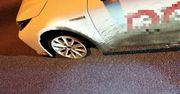 Pijany jechał samochodem bez przedniej opony. Szukał stacji, bo wydawało mu się, że ma mało powietrza