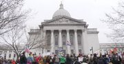 Amerykanie chcą wrócić do pracy. Protest w Wisconsin przeciw obostrzeniom związanym z epidemią koronawirusa