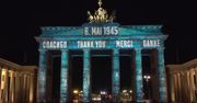 Berlin dziękuje aliantom za wyzwolenie. Iluminacja na Bramie Brandenburskiej z okazji 75. rocznicy zakończenia II wojny światowej