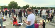 Protest przeciwników obostrzeń i antyszczepionkowców w Stuttgarcie