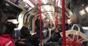 Londyńskie metro znów tętni życiem. Część pasażerów nie zachowuje dystansu społecznego i podróżuje bez maseczek