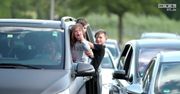 Pierwszy cyrk samochodowy w Niemczech. Widzowie podziwiają artystów na żywo oraz na telebimie