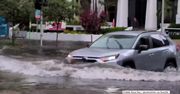 Ulewne deszcze wywołały powódź w Miami. Samochody utknęły na zalanych ulicach