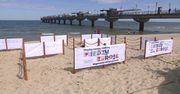 Plaża podzielona miejskimi parawanami w Międzyzdrojach. Ułatwienia w przestrzeganiu zasad dystansu społecznego