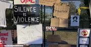 Ogrodzenie wzdłuż Białego Domu w antyrasistowskich transparentach