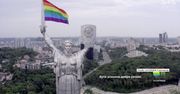 Tęczowa flaga na pomniku Matka Ojczyzna w Kijowie. Alternatywa dla odwołanej parady równości