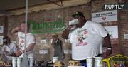 Padł nowy rekord w słynnym nowojorskim konkursie na jedzenie hot dogów. Zwycięzca pochłonął ich aż 75 w zaledwie 10 minut