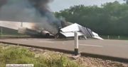 Meksyk: Samolot, którym miały być przemycane narkotyki, wylądował na autostradzie. Maszyna stanęła w płomieniach
