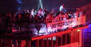 Śpiewy i tańce na stadionie, a potem… rejs barką po Wiśle. Piłkarze i kibice Legii Warszawa świętowali mistrzostwo Polski
