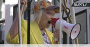 Projektantka mody Vivienne Westwood zamknęła się w wielkiej klatce w ramach wsparcia Juliana Assange’a