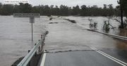 Powódź w Nowej Południowej Walii. Wezbrana woda zalała most