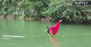 23-letnia performerka z Chin zaprezentowała taniec na pływającej bambusowej kłodzie