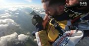 Mężczyzna wykonał tatuaż instruktorowi podczas skoku tandemowego ze spadochronem z ponad czterech tysięcy metrów