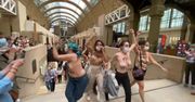 Protest aktywistek FEMEN w Muzeum Orsay. Nie wpuszczono tam kobiety w sukience z głębokim dekoltem