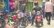 Nepalczycy przesiadają się na rowery. W większości sklepów zaczyna brakować towaru