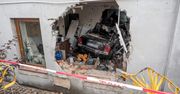Samochód wbił się w budynek; ewakuowano 9 mieszkańców