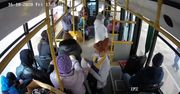 Pasażer autobusu uderzył kontrolerkę biletów w głowę, bo zwróciła mu uwagę na brak maseczki