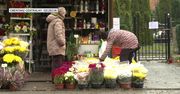 “Jesteśmy wdzięczni społeczeństwu, że nam pomaga”. Ludzie kupują kwiaty mimo zamknięcia cmentarzy