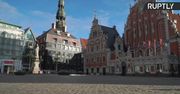 Opustoszałe ulice Rygi. Ze względu na rosnącą liczbę zakażeń COVID-19 na Łotwie wprowadzono szereg obostrzeń