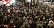 Tłum protestujących przed gruzińskim parlamentem. Protest przeciwko wynikom wyborów
