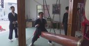 Boli od samego patrzenia. Mistrz kung fu ćwiczy technikę żelaznego krocza, uderzając się 50-kilogramową kłodą.