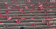 Damskie buty na schodach w Odessie. Protest przeciwko przemocy wobec kobiet