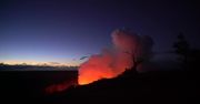 Erupcja wulkanu Kilauea na Hawajach. Ludzie gromadzą się wokół krateru i śpiewają