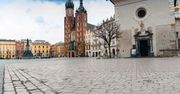 Trzej Królowie samotnie powędrują w orszaku na Rynek Główny w Krakowie