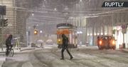 Śnieg przykrył Mediolan. Utrudnienia w poruszaniu się po drogach