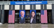 Joe Biden i Kamala Harris na instalacji przed wejściem do Urzędu Marszałkowskiego w Poznaniu