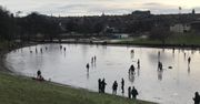 Mroźny weekend w Szkocji. Łyżwiarze jeździli po zamarzniętym zbiorniku wodnym w Edynburgu