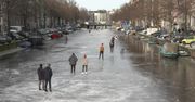Holendrzy wykorzystali atak mroźnej zimy, by… pojeździć na łyżwach po zamarzniętych kanałach w Amsterdamie