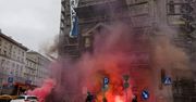Race i baner przed kościołem w Warszawie