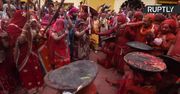 Kobiety okładają mężczyzn drewnianymi kijami. Obchody święta Lathmar Holi w Indiach