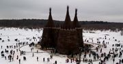 W Rosji spalono ogromny zamek na znak pożegnania pandemii COVID-19.