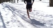 Hiszpański biegacz trenuje bez butów nawet na śniegu.