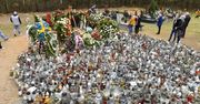 Fani tłumnie odwiedzają grób Krzysztofa Krawczyka w podłódzkich Grotnikach.