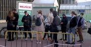 Chętni ustawiają się w kolejkach pod punktami szczepień po niewykorzystane szczepionki.
