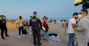 Policyjne kontrole na plażach w Barcelonie. Sprawdzano przestrzeganie zasad epidemicznych.