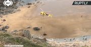 Jednotonowy byk ewakuowany helikopterem z hiszpańskiej plaży. Wcześniej spadł z wysokiego klifu