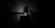 Kobiety bardziej wyczulone niż mężczyźni na internetowych oszustów