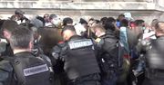 Protest migrantów domagających się zakwaterowania w Paryżu. Policja użyła gazu łzawiącego.