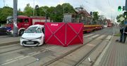Nie żyje 68-letni kierowca taksówki, która zderzyła się z tramwajem w centrum Łodzi.