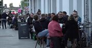 Berlińczycy oblegają puby i restauracje. Na razie otwarto tylko ogródki